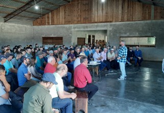 Agricultores de Paulo Frontin conhecem iniciativa que unifica agricultura com produção de carbono