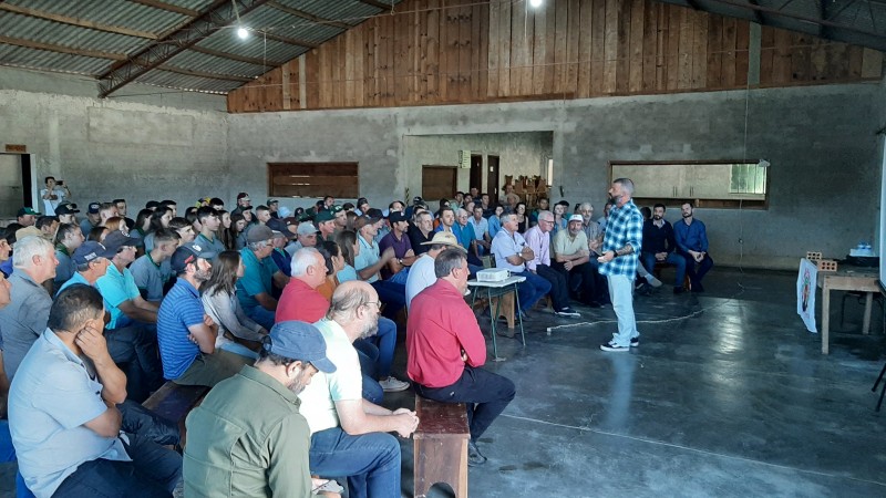 Agricultores de Paulo Frontin conhecem iniciativa que unifica agricultura com produção de carbono